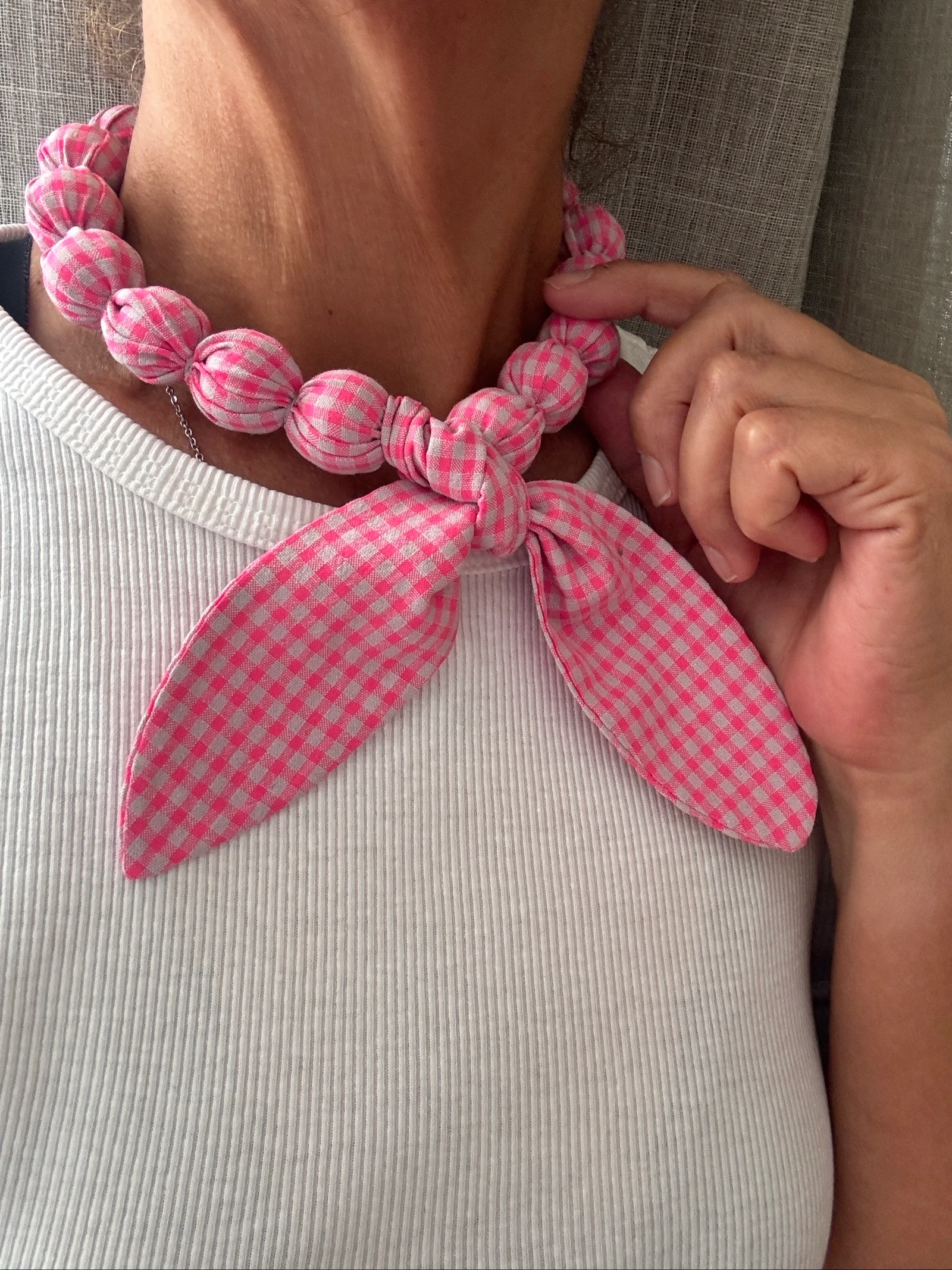 Collar textil anudado pañuelo